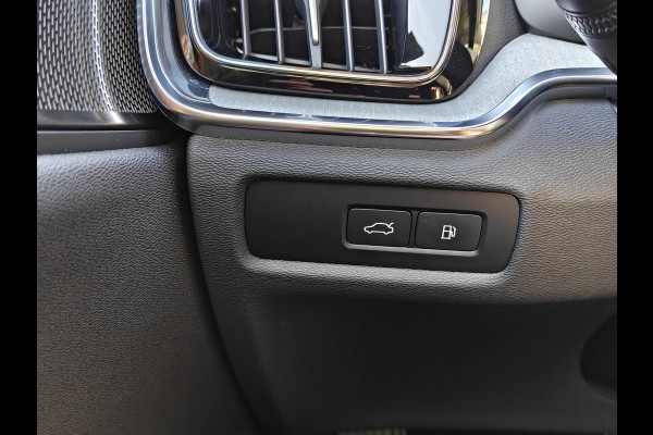 Volvo V60 T6 Plug-in hybrid AWD Ultimate Dark | 19" polestar velgen | Heico eindstuk uitlaat | Styling kit | HUD | Ventilatie + Massage stoelen | Panorama dak
