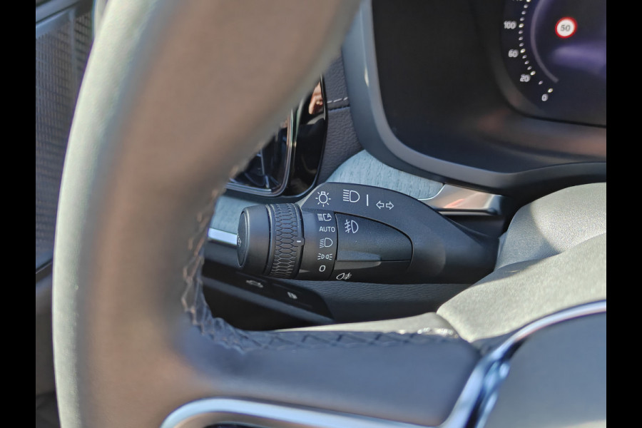 Volvo V60 T6 Plug-in hybrid AWD Ultimate Dark | 19" polestar velgen | Heico eindstuk uitlaat | Styling kit | HUD | Ventilatie + Massage stoelen | Panorama dak