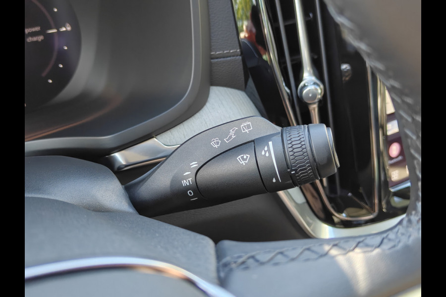 Volvo V60 T6 Plug-in hybrid AWD Ultimate Dark | 19" polestar velgen | Heico eindstuk uitlaat | Styling kit | HUD | Ventilatie + Massage stoelen | Panorama dak
