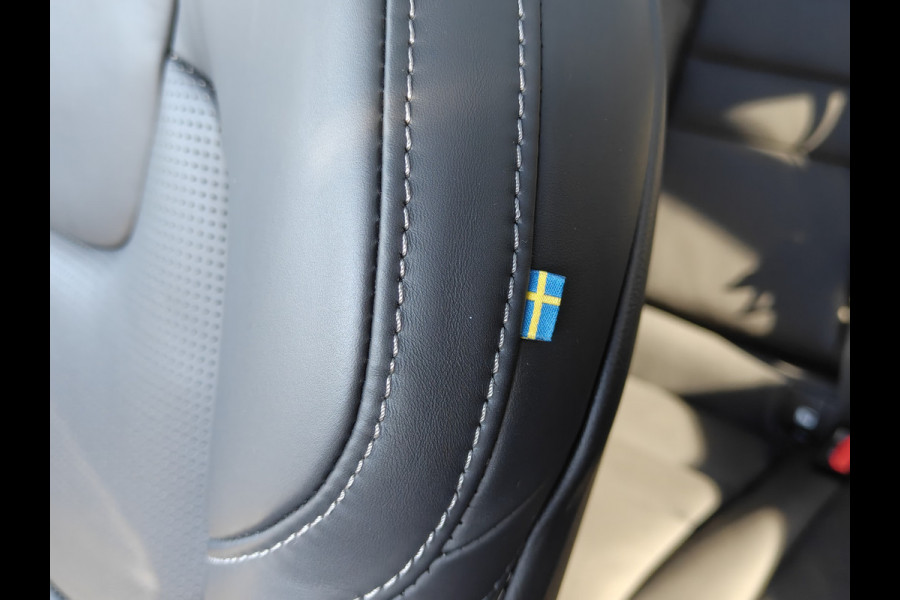 Volvo V60 T6 Plug-in hybrid AWD Ultimate Dark | 19" polestar velgen | Heico eindstuk uitlaat | Styling kit | HUD | Ventilatie + Massage stoelen | Panorama dak
