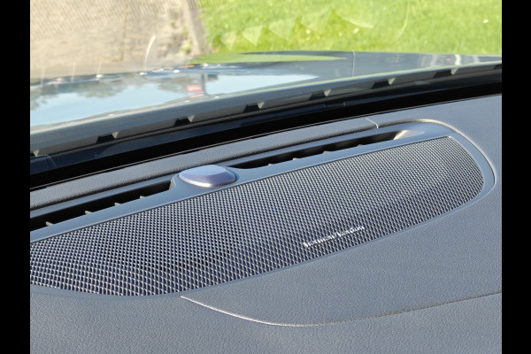 Volvo V60 T6 Plug-in hybrid AWD Ultimate Dark | 19" polestar velgen | Heico eindstuk uitlaat | Styling kit | HUD | Ventilatie + Massage stoelen | Panorama dak