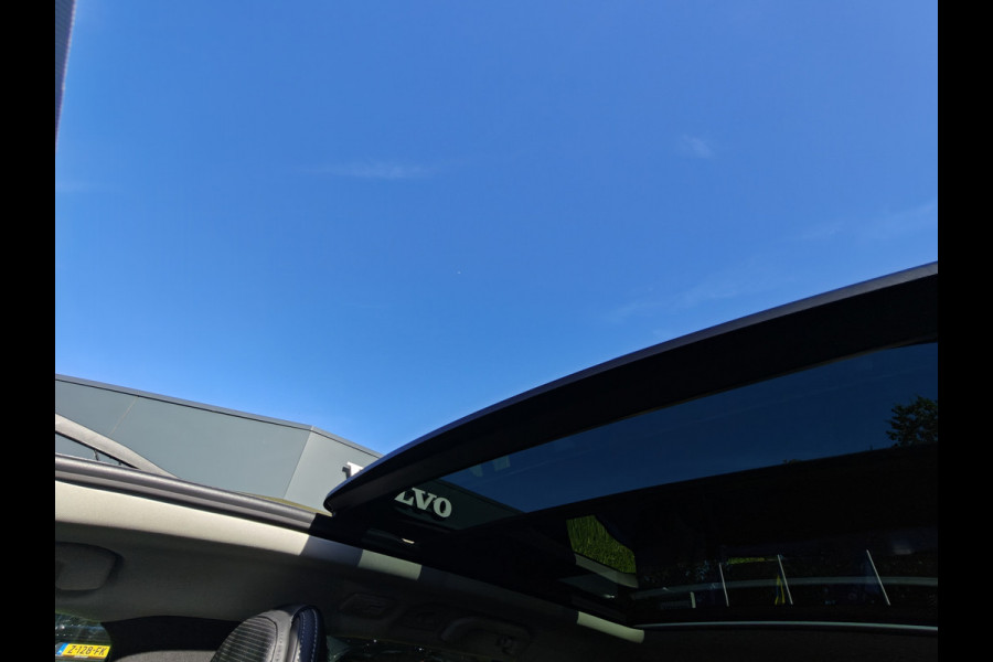 Volvo V60 T6 Plug-in hybrid AWD Ultimate Dark | 19" polestar velgen | Heico eindstuk uitlaat | Styling kit | HUD | Ventilatie + Massage stoelen | Panorama dak