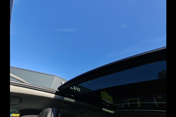 Volvo V60 T6 Plug-in hybrid AWD Ultimate Dark | 19" polestar velgen | Heico eindstuk uitlaat | Styling kit | HUD | Ventilatie + Massage stoelen | Panorama dak