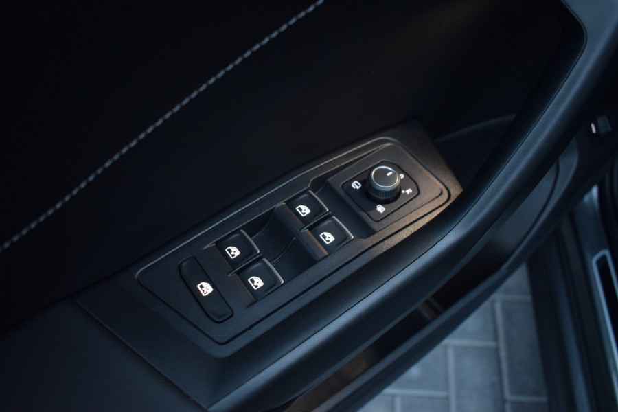 Volkswagen T-Roc 1.5 TSI DSG R-Line | Camera | Keyless | IQ-light | 17"