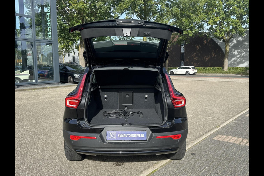 Volvo XC40 Recharge Plus 70 kWh VAN: € 32.900- VOOR: € 30.877,- UW HERFSTVOORDEEL: € 2.023-| SOH 92%|  ADAPTIVE CRUISE| ELEK. ACHTERKLEP| STOEL + STUURVERWARMING| DODE HOEK SENSOR|