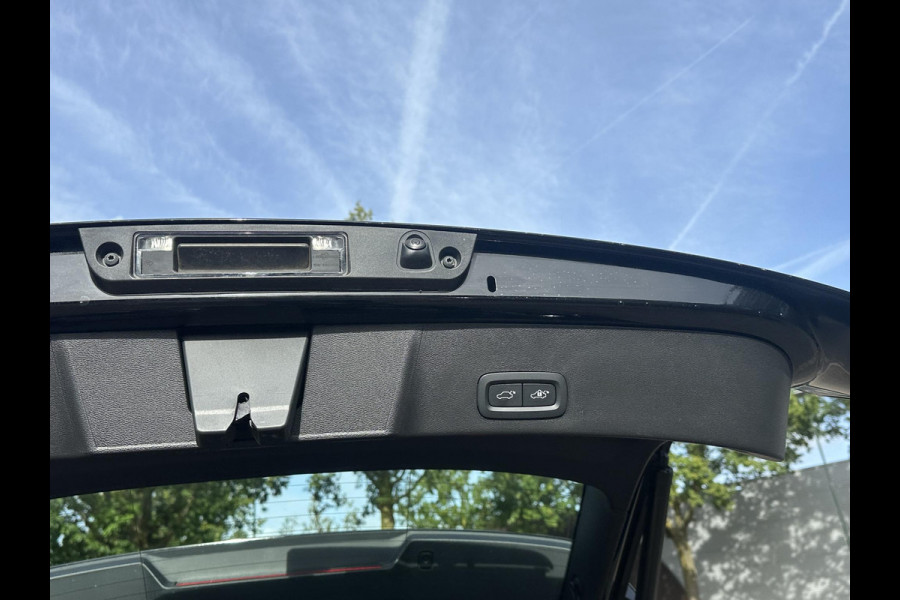 Volvo XC40 Recharge Plus 70 kWh VAN: € 32.900- VOOR: € 30.877,- UW HERFSTVOORDEEL: € 2.023-| SOH 92%|  ADAPTIVE CRUISE| ELEK. ACHTERKLEP| STOEL + STUURVERWARMING| DODE HOEK SENSOR|