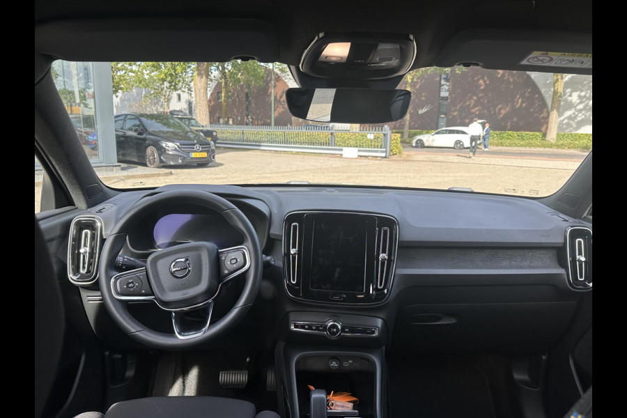 Volvo XC40 Recharge Plus 70 kWh VAN: € 32.900- VOOR: € 30.877,- UW HERFSTVOORDEEL: € 2.023-| SOH 92%|  ADAPTIVE CRUISE| ELEK. ACHTERKLEP| STOEL + STUURVERWARMING| DODE HOEK SENSOR|