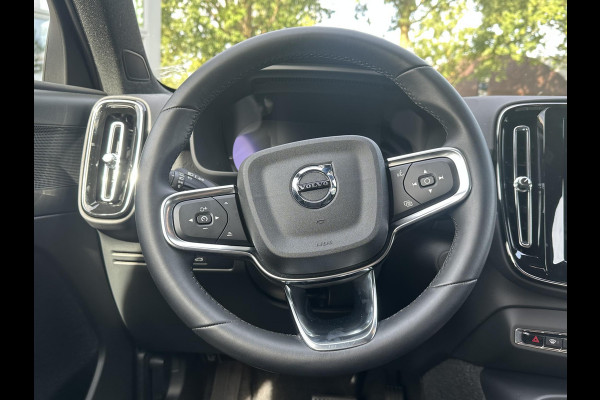 Volvo XC40 Recharge Plus 70 kWh VAN: € 32.900- VOOR: € 30.877,- UW HERFSTVOORDEEL: € 2.023-| SOH 92%|  ADAPTIVE CRUISE| ELEK. ACHTERKLEP| STOEL + STUURVERWARMING| DODE HOEK SENSOR|