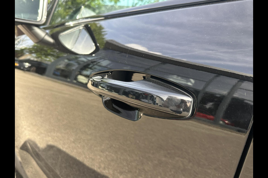 Volvo XC40 Recharge Plus 70 kWh VAN: € 32.900- VOOR: € 30.877,- UW HERFSTVOORDEEL: € 2.023-| SOH 92%|  ADAPTIVE CRUISE| ELEK. ACHTERKLEP| STOEL + STUURVERWARMING| DODE HOEK SENSOR|