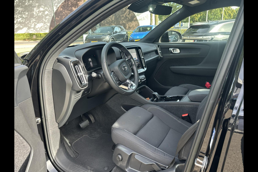 Volvo XC40 Recharge Plus 70 kWh VAN: € 32.900- VOOR: € 30.877,- UW HERFSTVOORDEEL: € 2.023-| SOH 92%|  ADAPTIVE CRUISE| ELEK. ACHTERKLEP| STOEL + STUURVERWARMING| DODE HOEK SENSOR|