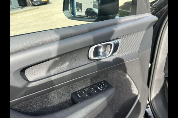 Volvo XC40 Recharge Plus 70 kWh VAN: € 32.900- VOOR: € 30.877,- UW HERFSTVOORDEEL: € 2.023-| SOH 92%|  ADAPTIVE CRUISE| ELEK. ACHTERKLEP| STOEL + STUURVERWARMING| DODE HOEK SENSOR|
