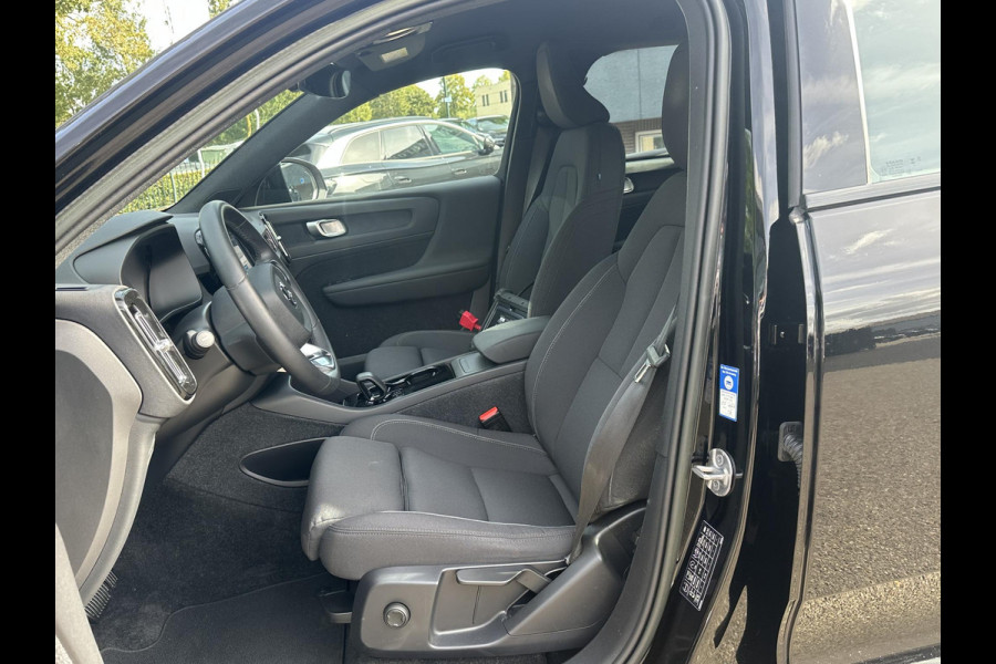 Volvo XC40 Recharge Plus 70 kWh VAN: € 32.900- VOOR: € 30.877,- UW HERFSTVOORDEEL: € 2.023-| SOH 92%|  ADAPTIVE CRUISE| ELEK. ACHTERKLEP| STOEL + STUURVERWARMING| DODE HOEK SENSOR|