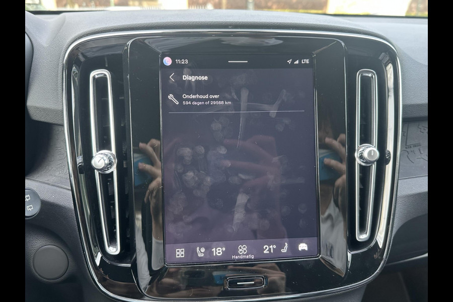Volvo XC40 Recharge Plus 70 kWh VAN: € 32.900- VOOR: € 30.877,- UW HERFSTVOORDEEL: € 2.023-| SOH 92%|  ADAPTIVE CRUISE| ELEK. ACHTERKLEP| STOEL + STUURVERWARMING| DODE HOEK SENSOR|