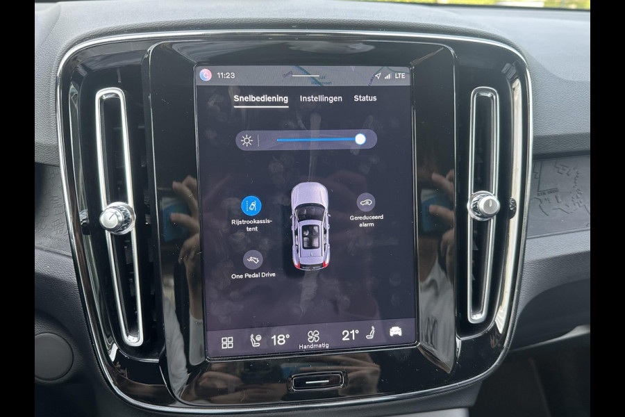 Volvo XC40 Recharge Plus 70 kWh VAN: € 32.900- VOOR: € 30.877,- UW HERFSTVOORDEEL: € 2.023-| SOH 92%|  ADAPTIVE CRUISE| ELEK. ACHTERKLEP| STOEL + STUURVERWARMING| DODE HOEK SENSOR|