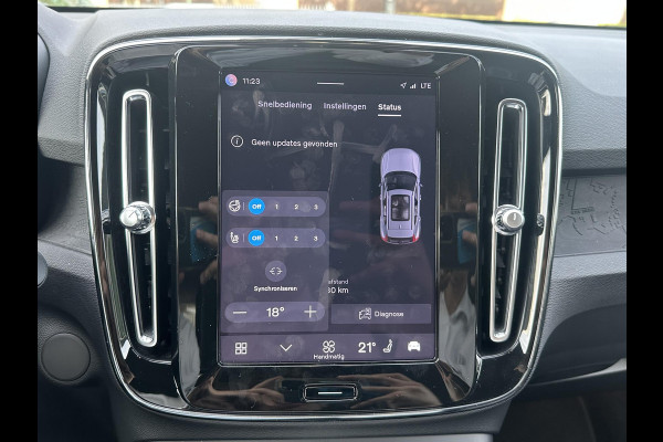 Volvo XC40 Recharge Plus 70 kWh VAN: € 32.900- VOOR: € 30.877,- UW HERFSTVOORDEEL: € 2.023-| SOH 92%|  ADAPTIVE CRUISE| ELEK. ACHTERKLEP| STOEL + STUURVERWARMING| DODE HOEK SENSOR|