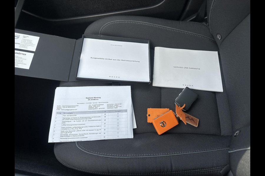Volvo XC40 Recharge Plus 70 kWh VAN: € 32.900- VOOR: € 30.877,- UW HERFSTVOORDEEL: € 2.023-| SOH 92%|  ADAPTIVE CRUISE| ELEK. ACHTERKLEP| STOEL + STUURVERWARMING| DODE HOEK SENSOR|