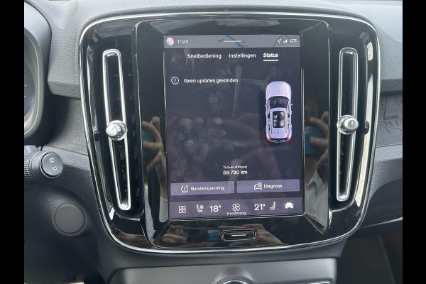 Volvo XC40 Recharge Plus 70 kWh VAN: € 32.900- VOOR: € 30.877,- UW HERFSTVOORDEEL: € 2.023-| SOH 92%|  ADAPTIVE CRUISE| ELEK. ACHTERKLEP| STOEL + STUURVERWARMING| DODE HOEK SENSOR|