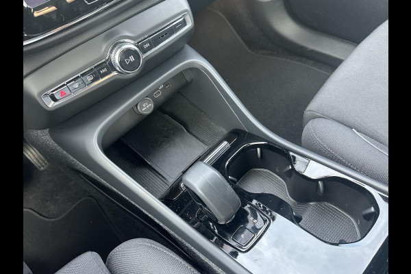 Volvo XC40 Recharge Plus 70 kWh VAN: € 32.900- VOOR: € 30.877,- UW HERFSTVOORDEEL: € 2.023-| SOH 92%|  ADAPTIVE CRUISE| ELEK. ACHTERKLEP| STOEL + STUURVERWARMING| DODE HOEK SENSOR|