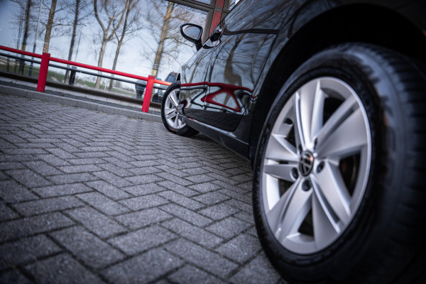 Volkswagen Golf Variant 1.5 eTSI Life Business | Automaat | navigatie | Adaptieve cruise control | App-Connect | camera |