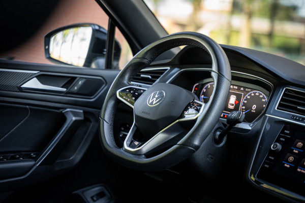 Volkswagen Tiguan Allspace 1.5 TSI R-Line Business+ | 7 persoons | Panoramadak | Leder | Trekhaak | Carplay | Stoel en stuurverw.|