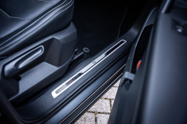 Volkswagen Tiguan Allspace 1.5 TSI R-Line Business+ | 7 persoons | Panoramadak | Leder | Trekhaak | Carplay | Stoel en stuurverw.|
