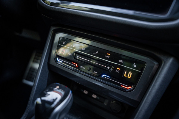 Volkswagen Tiguan Allspace 1.5 TSI R-Line Business+ | 7 persoons | Panoramadak | Leder | Trekhaak | Carplay | Stoel en stuurverw.|