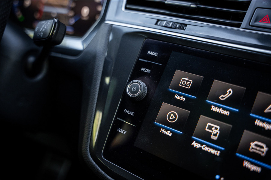 Volkswagen Tiguan Allspace 1.5 TSI R-Line Business+ | 7 persoons | Panoramadak | Leder | Trekhaak | Carplay | Stoel en stuurverw.|