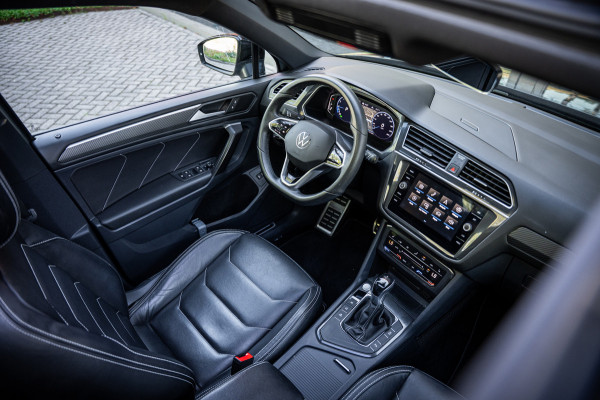 Volkswagen Tiguan Allspace 1.5 TSI R-Line Business+ | 7 persoons | Panoramadak | Leder | Trekhaak | Carplay | Stoel en stuurverw.|