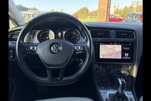 Volkswagen e-Golf e-Golf ✓SOH 88.57%✓Carplay✓Navi✓Leder✓Clima✓Cruise✓Pdc V+A✓LED✓16'' Lm velgen✓N.A.P✓Apk tot 02-2027