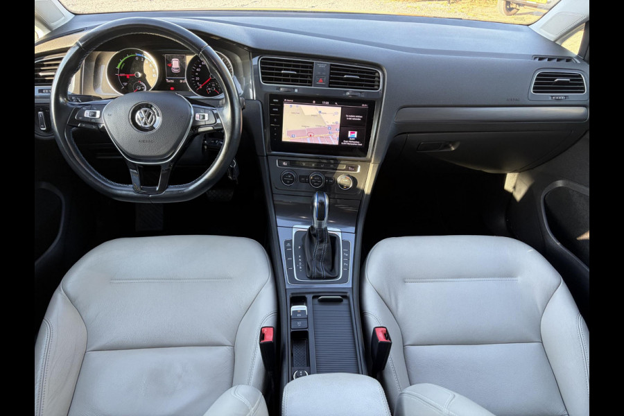 Volkswagen e-Golf e-Golf ✓SOH 88.57%✓Carplay✓Navi✓Leder✓Clima✓Cruise✓Pdc V+A✓LED✓16'' Lm velgen✓N.A.P✓Apk tot 02-2027
