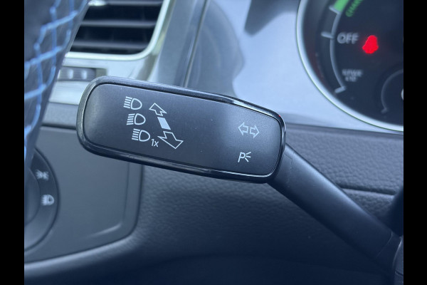 Volkswagen e-Golf e-Golf ✓SOH 88.57%✓Carplay✓Navi✓Leder✓Clima✓Cruise✓Pdc V+A✓LED✓16'' Lm velgen✓N.A.P✓Apk tot 02-2027