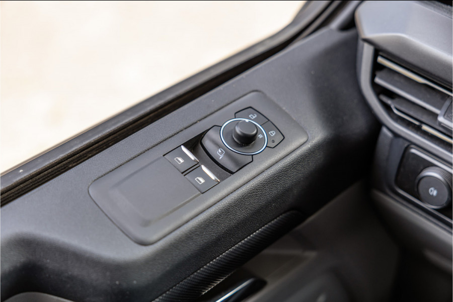 Ford Transit Custom 320 2.0 TDCI 170 PK Sport AWD | ACC | 360 Camera | Trekhaak | Blind Spot | Elek stoelen | CarPlay | Camera | Stoelverwarming | DAB | 3-Zitter | Dealer onderhouden | BPM Vrij