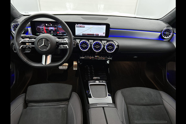 Mercedes-Benz A-Klasse 250 e AMG Plug-In Hybride AMG Line | Night Pakket | 19 Inch AMG Velgen | Parkeerpakket met achteruitrijcamera | Ledkoplampen. Inclusief 24 maanden Mercedes-Benz Certified garantie voor Europa.