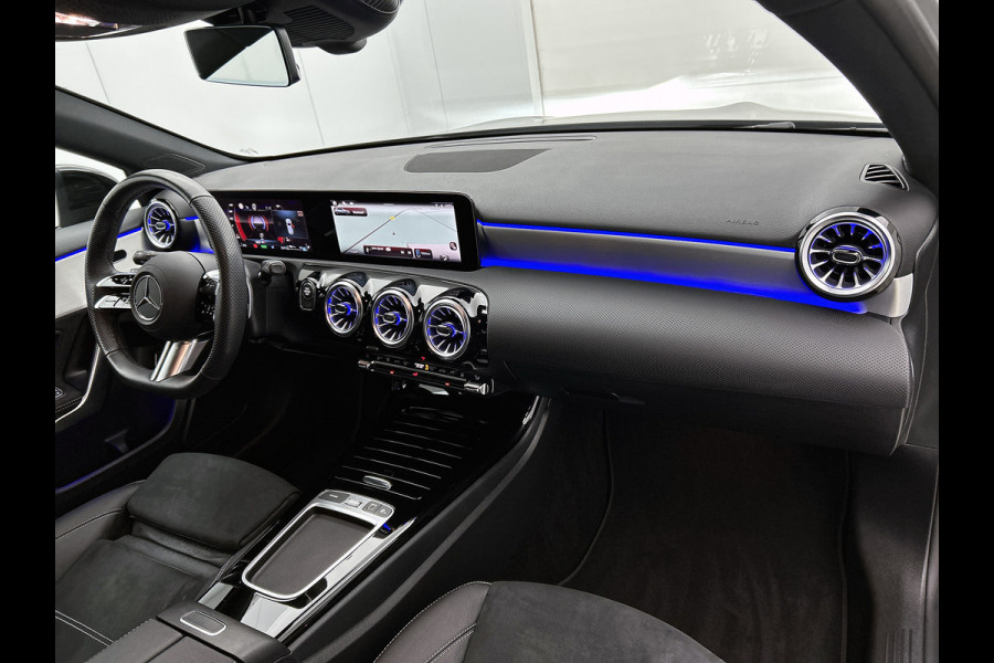 Mercedes-Benz A-Klasse 250 e AMG Plug-In Hybride AMG Line | Night Pakket | 19 Inch AMG Velgen | Parkeerpakket met achteruitrijcamera | Ledkoplampen. Inclusief 24 maanden Mercedes-Benz Certified garantie voor Europa.