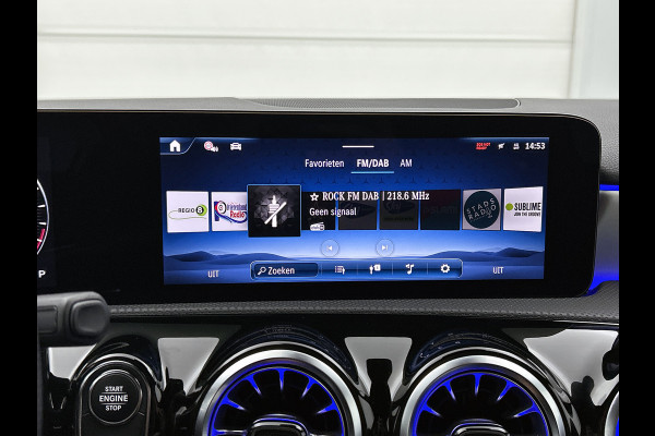 Mercedes-Benz A-Klasse 250 e AMG Plug-In Hybride AMG Line | Night Pakket | 19 Inch AMG Velgen | Parkeerpakket met achteruitrijcamera | Ledkoplampen. Inclusief 24 maanden Mercedes-Benz Certified garantie voor Europa.