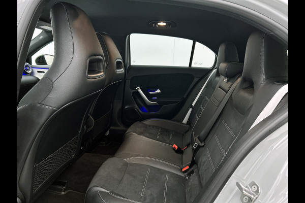 Mercedes-Benz A-Klasse 250 e AMG Plug-In Hybride AMG Line | Night Pakket | 19 Inch AMG Velgen | Parkeerpakket met achteruitrijcamera | Ledkoplampen. Inclusief 24 maanden Mercedes-Benz Certified garantie voor Europa.