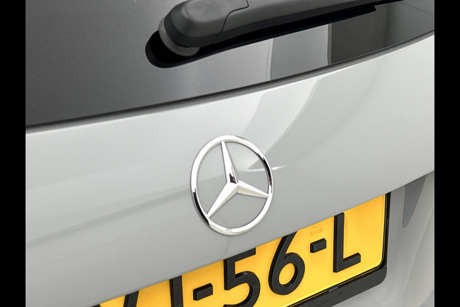 Mercedes-Benz A-Klasse 250 e AMG Plug-In Hybride AMG Line | Night Pakket | 19 Inch AMG Velgen | Parkeerpakket met achteruitrijcamera | Ledkoplampen. Inclusief 24 maanden Mercedes-Benz Certified garantie voor Europa.