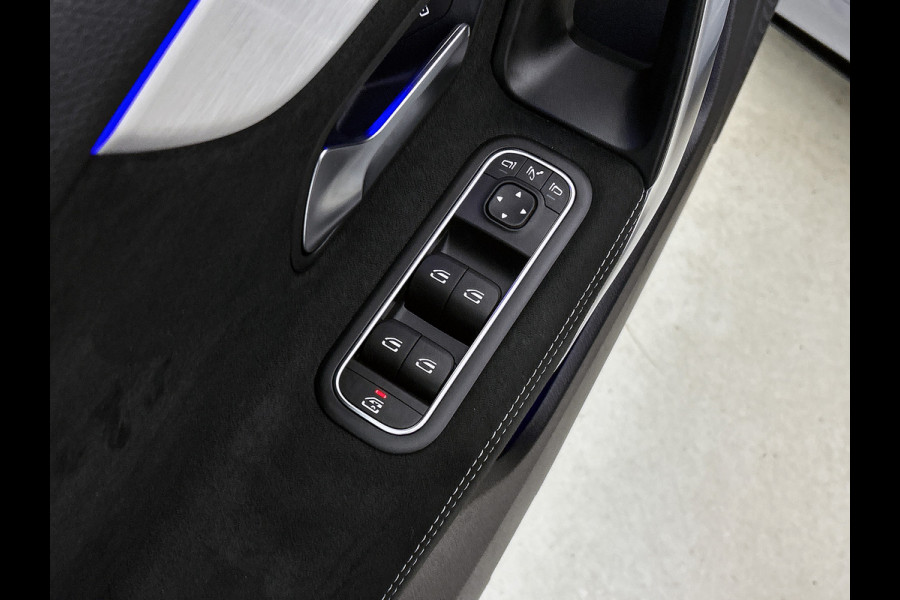 Mercedes-Benz A-Klasse 250 e AMG Plug-In Hybride AMG Line | Night Pakket | 19 Inch AMG Velgen | Parkeerpakket met achteruitrijcamera | Ledkoplampen. Inclusief 24 maanden Mercedes-Benz Certified garantie voor Europa.