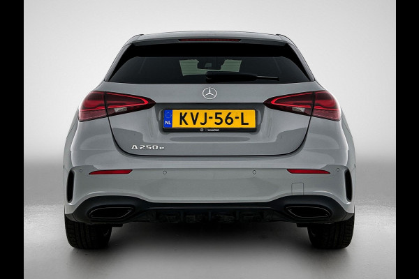 Mercedes-Benz A-Klasse 250 e AMG Plug-In Hybride AMG Line | Night Pakket | 19 Inch AMG Velgen | Parkeerpakket met achteruitrijcamera | Ledkoplampen. Inclusief 24 maanden Mercedes-Benz Certified garantie voor Europa.