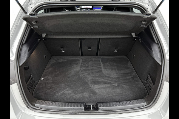 Mercedes-Benz A-Klasse 250 e AMG Plug-In Hybride AMG Line | Night Pakket | 19 Inch AMG Velgen | Parkeerpakket met achteruitrijcamera | Ledkoplampen. Inclusief 24 maanden Mercedes-Benz Certified garantie voor Europa.