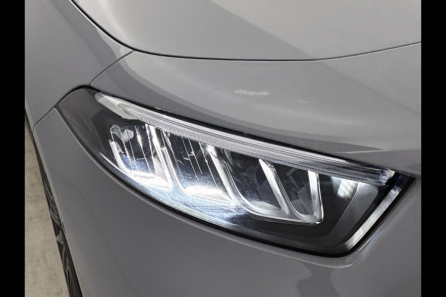 Mercedes-Benz A-Klasse 250 e AMG Plug-In Hybride AMG Line | Night Pakket | 19 Inch AMG Velgen | Parkeerpakket met achteruitrijcamera | Ledkoplampen. Inclusief 24 maanden Mercedes-Benz Certified garantie voor Europa.