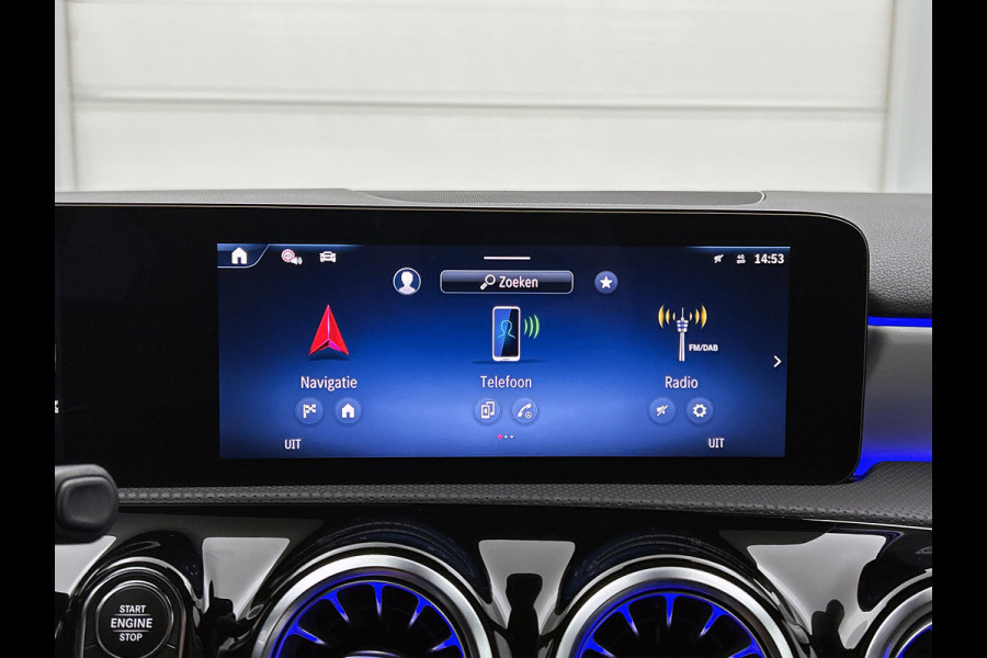 Mercedes-Benz A-Klasse 250 e AMG Plug-In Hybride AMG Line | Night Pakket | 19 Inch AMG Velgen | Parkeerpakket met achteruitrijcamera | Ledkoplampen. Inclusief 24 maanden Mercedes-Benz Certified garantie voor Europa.
