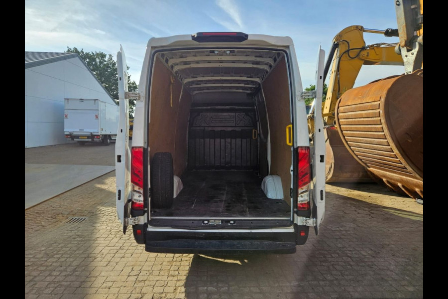 Iveco Daily 35S14 2.3 140PK L2H2 Cruise Control 3.5t Trekgewicht Camera Airco Bluetooth