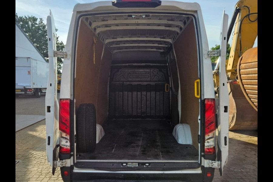 Iveco Daily 35S14 2.3 140PK L2H2 Cruise Control 3.5t Trekgewicht Camera Airco Bluetooth