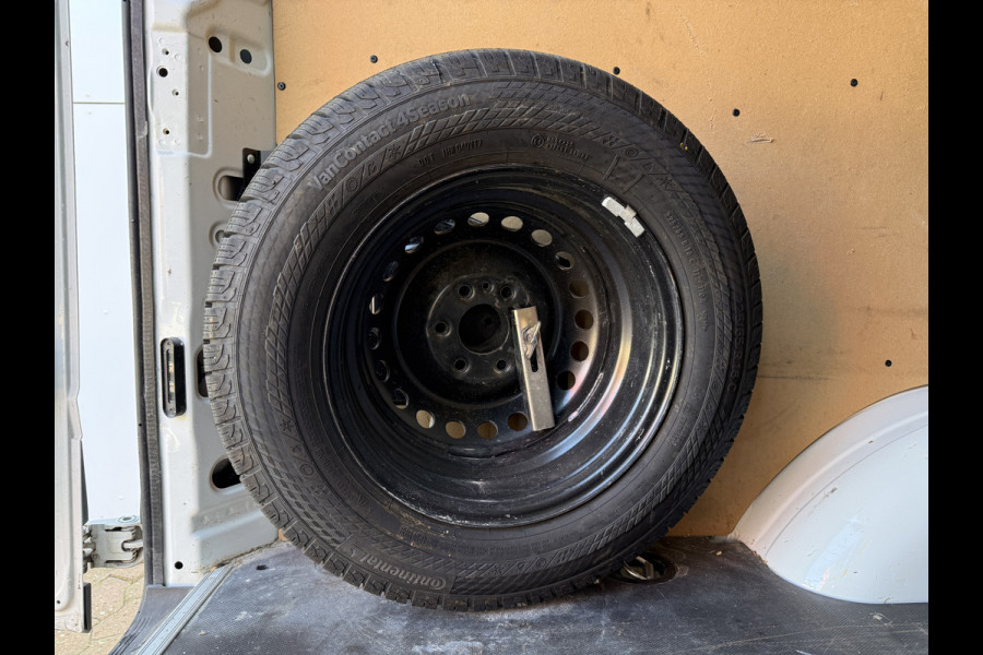 Iveco Daily 35S14 2.3 140PK L2H2 Cruise Control 3.5t Trekgewicht Camera Airco Bluetooth
