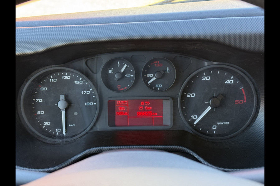 Iveco Daily 35S14 2.3 140PK L2H2 Cruise Control 3.5t Trekgewicht Camera Airco Bluetooth
