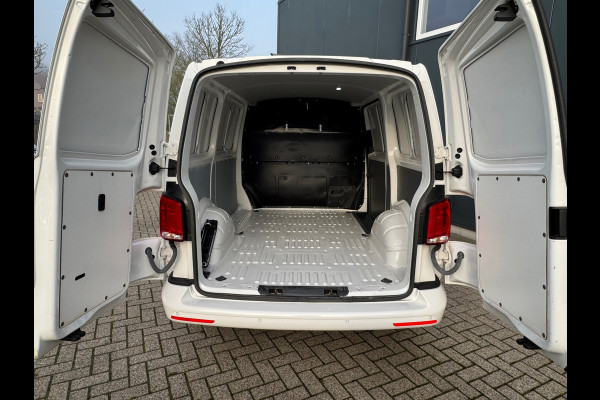 Volkswagen Transporter * Automaat L1H1 * Parkeercamera * Navigatiesysteem * Cruise Control * LM Velgen *