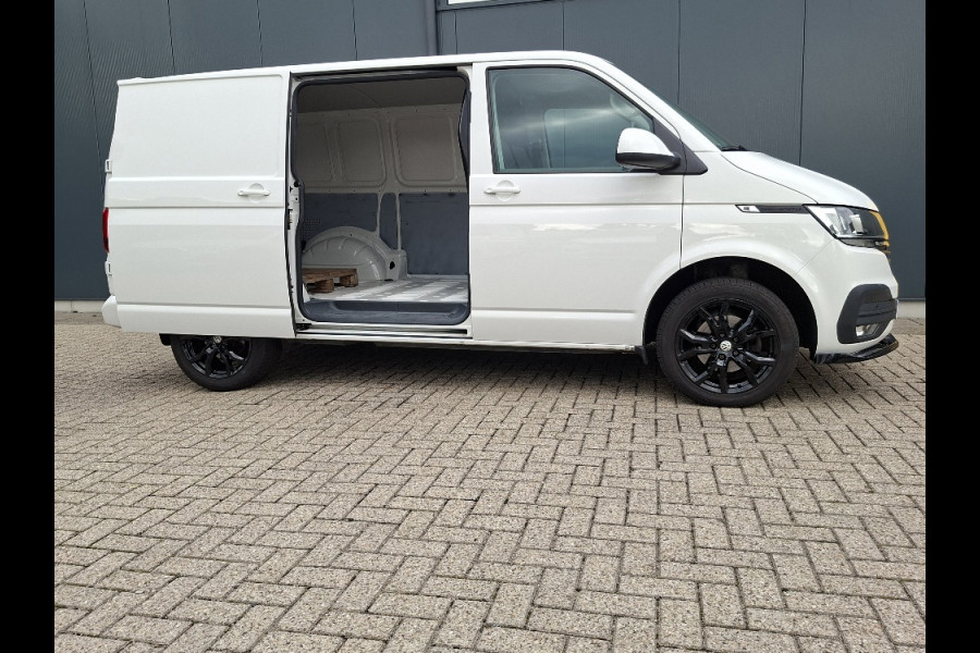 Volkswagen Transporter * Automaat L1H1 * Parkeercamera * Navigatiesysteem * Cruise Control * LM Velgen *