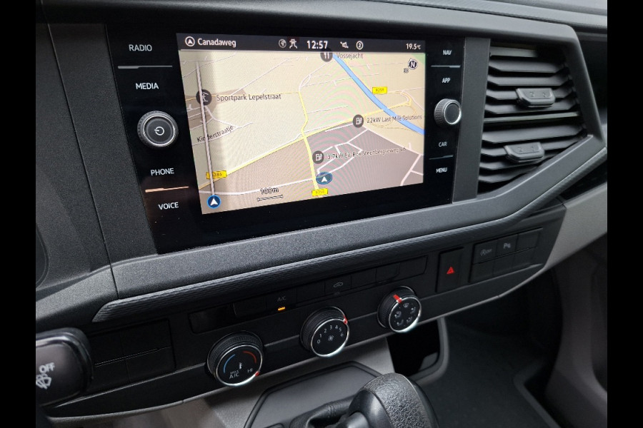 Volkswagen Transporter * Automaat L1H1 * Parkeercamera * Navigatiesysteem * Cruise Control * LM Velgen *