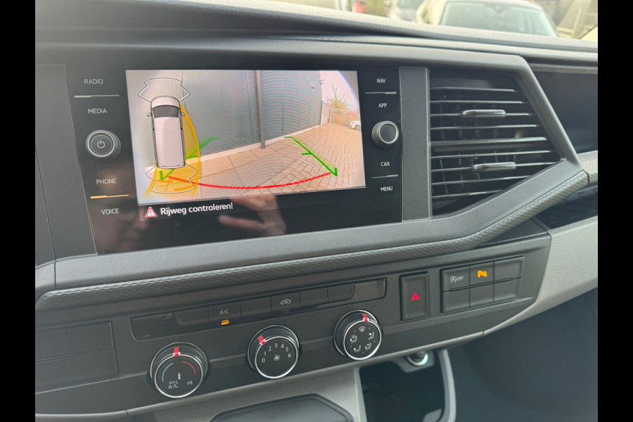 Volkswagen Transporter * Automaat L1H1 * Parkeercamera * Navigatiesysteem * Cruise Control * LM Velgen *